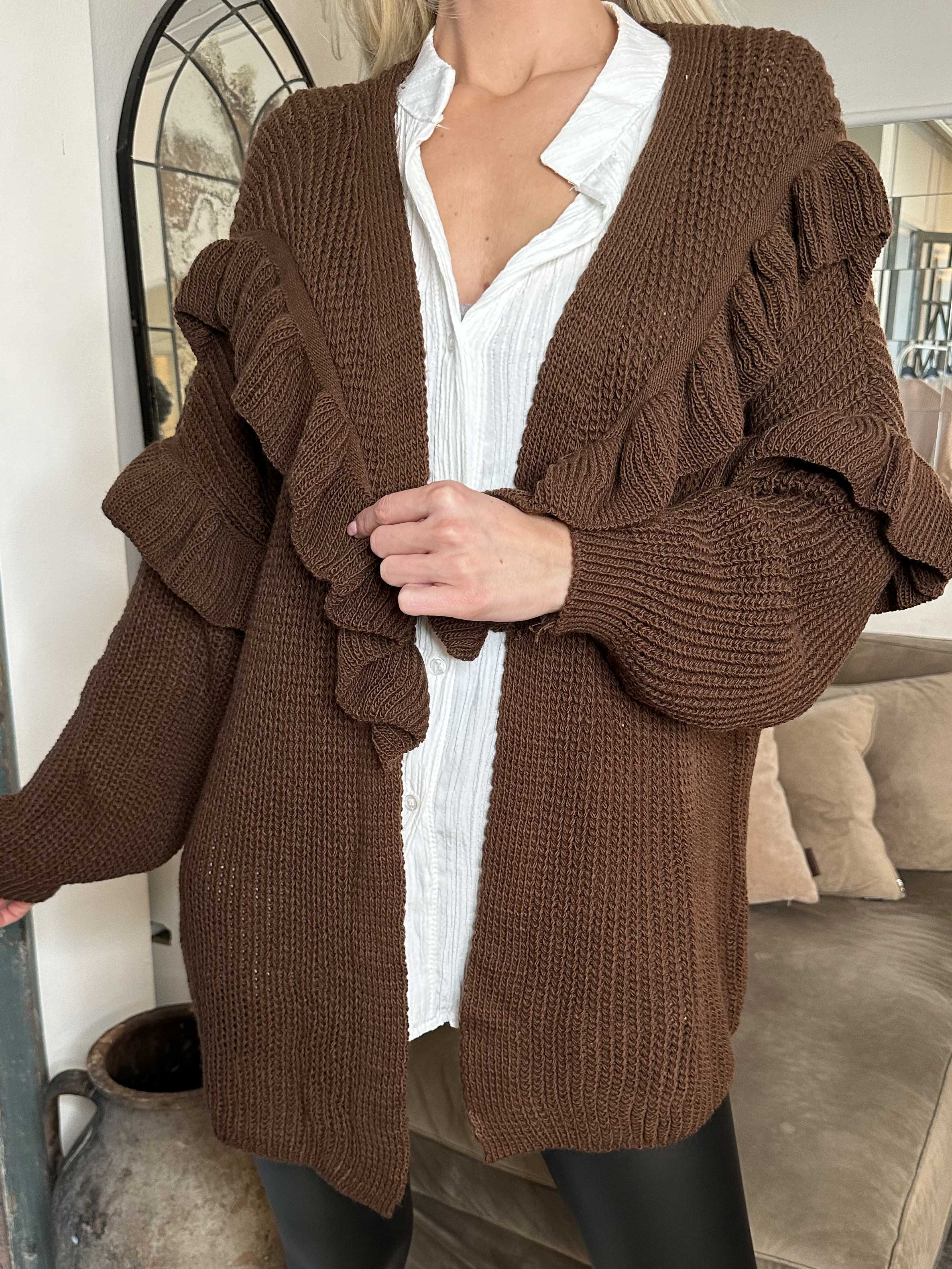 Ellis Cardigan - Lækker strikcardigan med fine flæsedetaljer